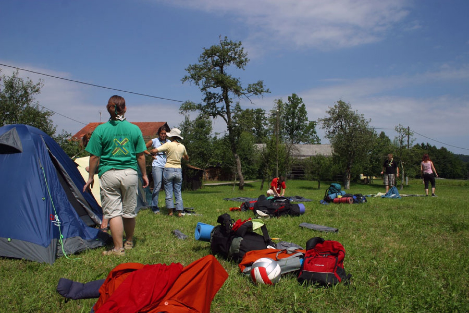 Zadnje priprave na sprejem ljudstva Norotancev.