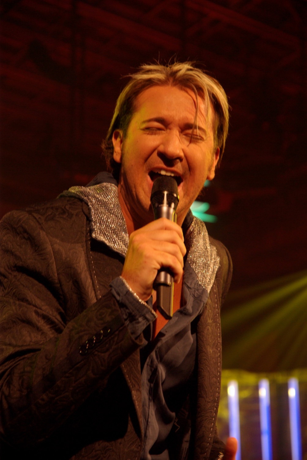 Slike z oddaje Zvezde pojejo.