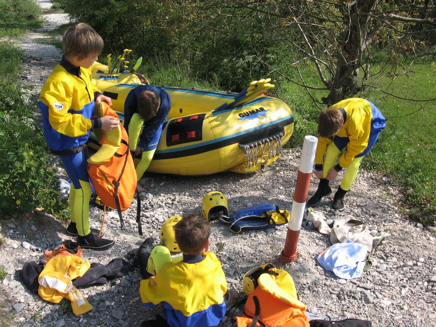 obleči se pa ni lahko:)