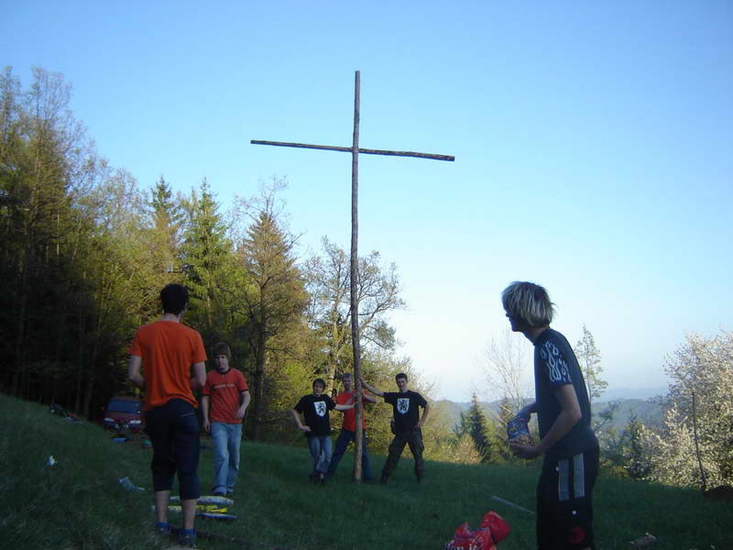 postavljanje križa na Strnadovih travnikih