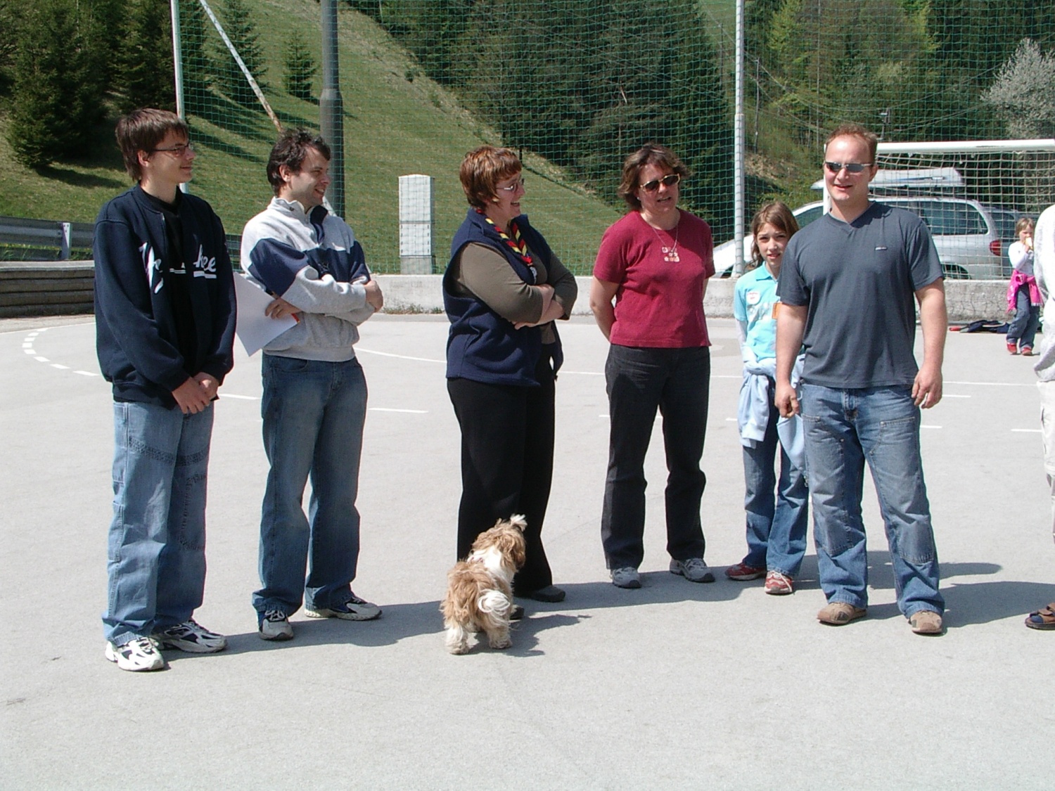 Lepo postrojeni skavtski starši