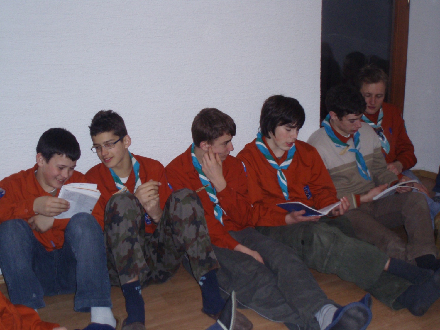 Fantje (ne tako) zavzeto prepevajo