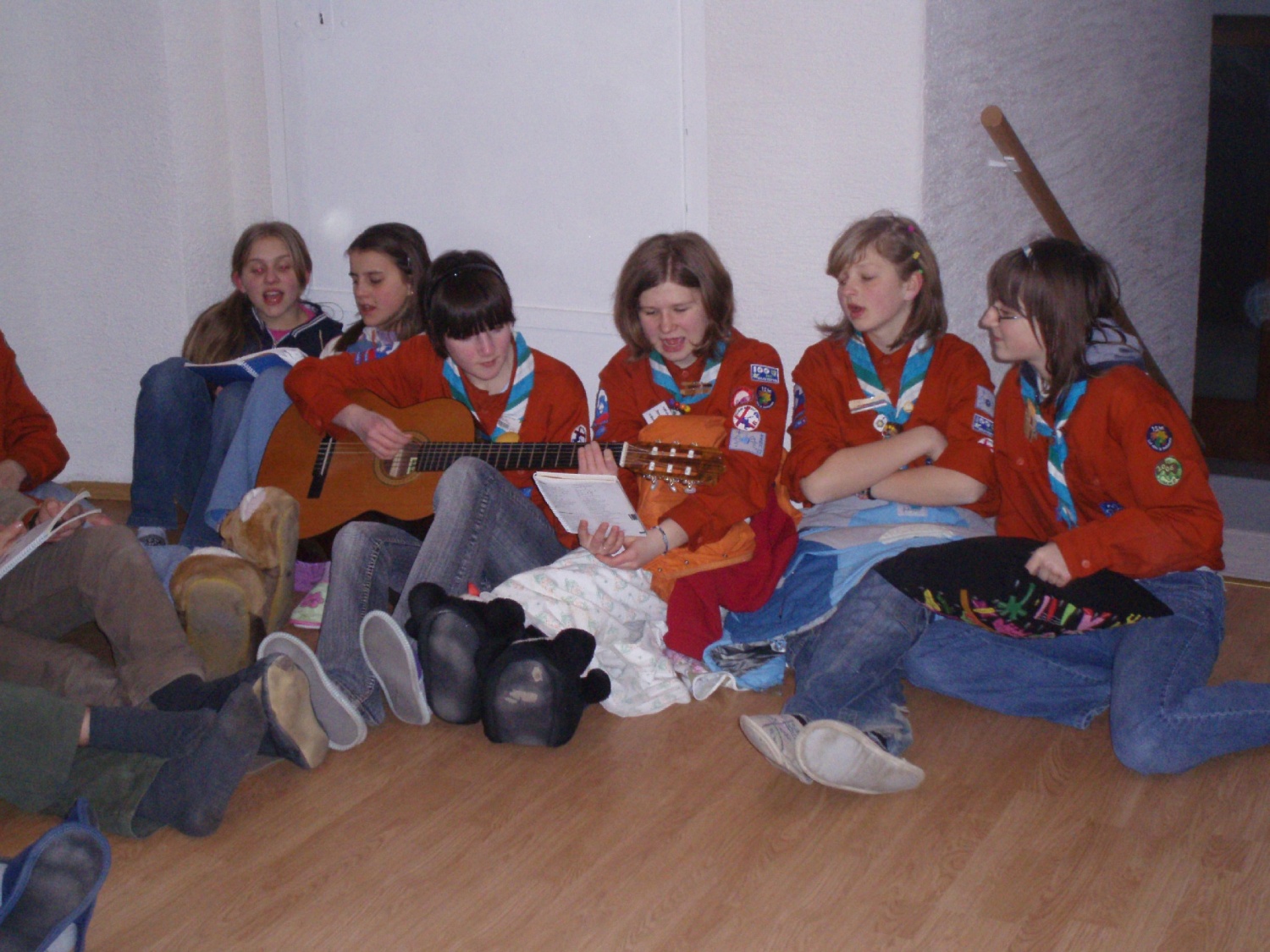 Punce zavzeto prepevajo