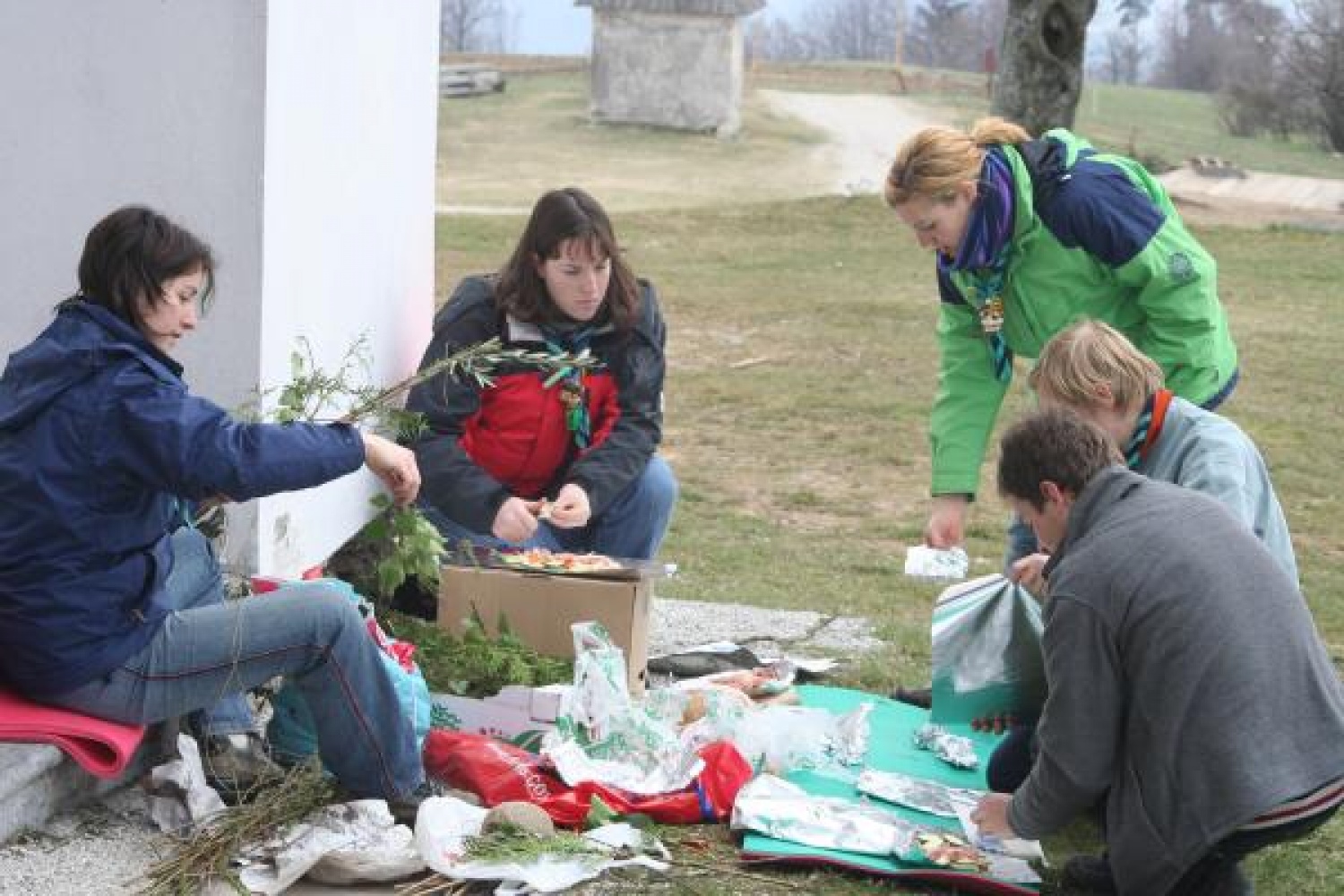 priprava paketov piščanca z zelenjavo