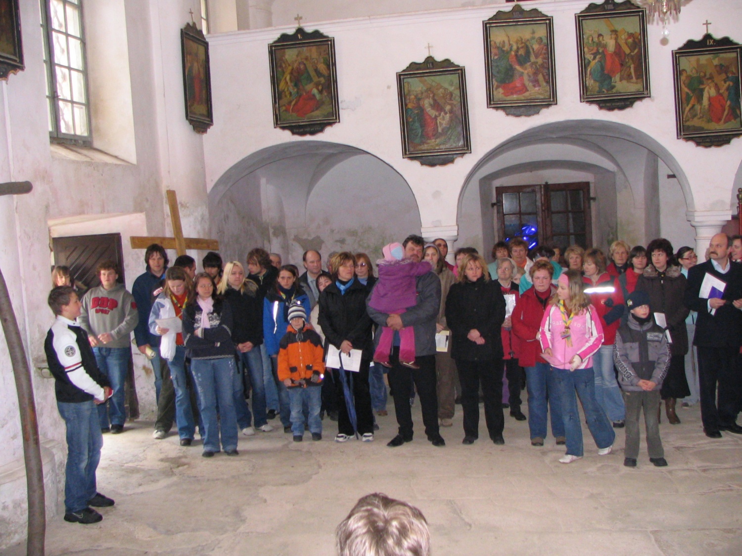 množica, ki je prišla na križev pot