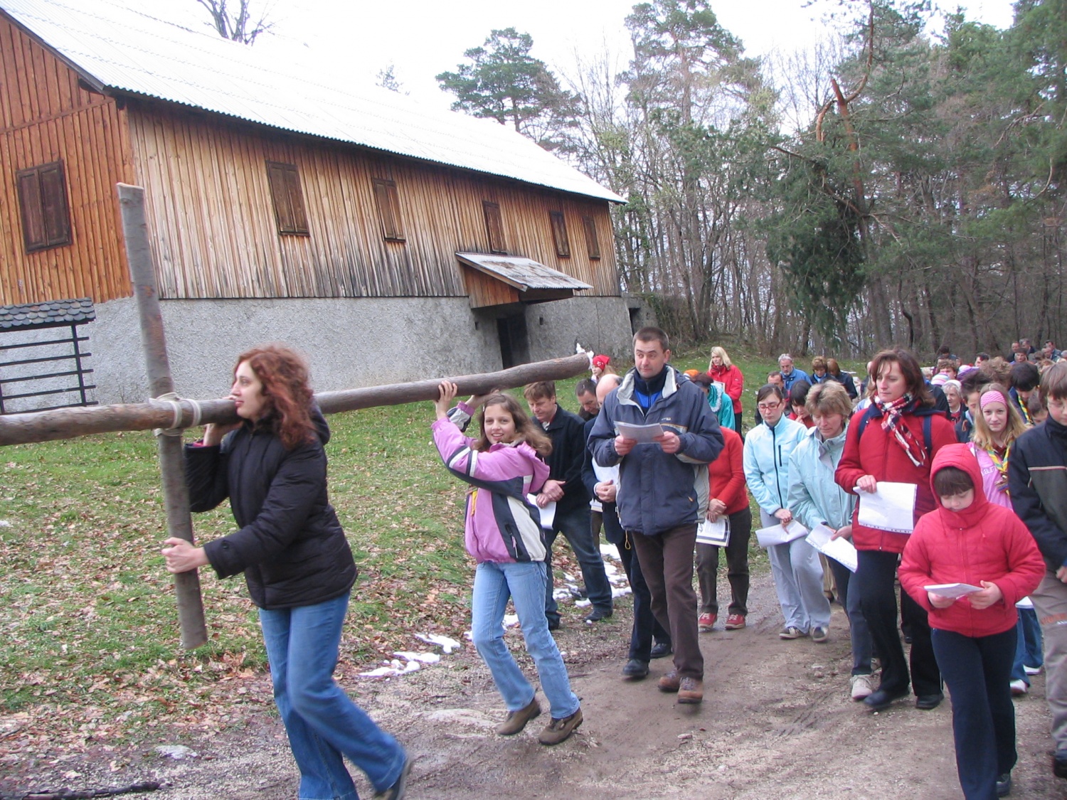 klementini pri nošenju križa pomaga mama