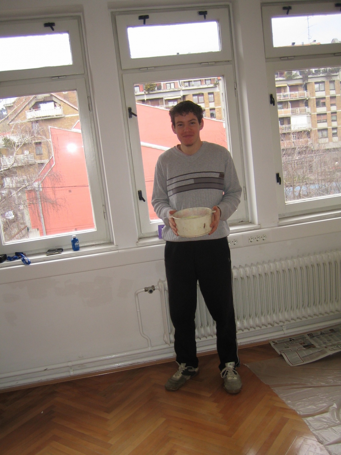 V galeriji so slike, ki prikazujejo, kako smo se lotili barvanja novih prostorov v Mariboru.