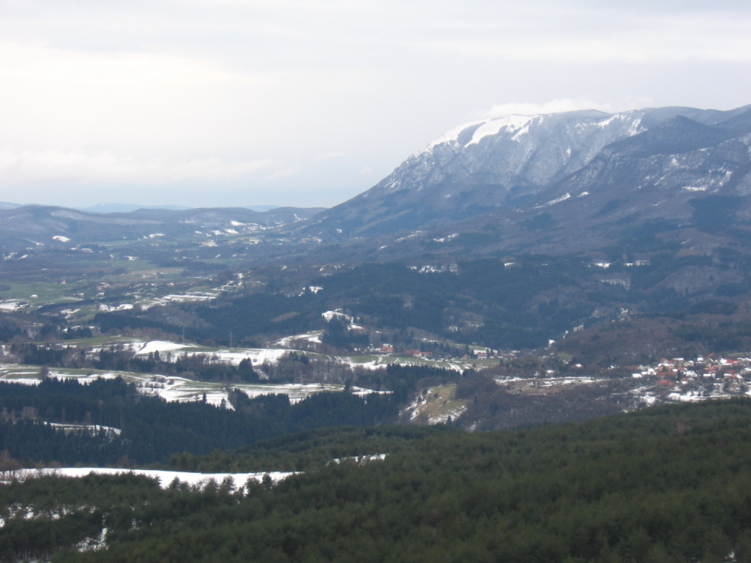 Pogled z Lovrenca: Postojnska vrata z Nanosom v ozadju