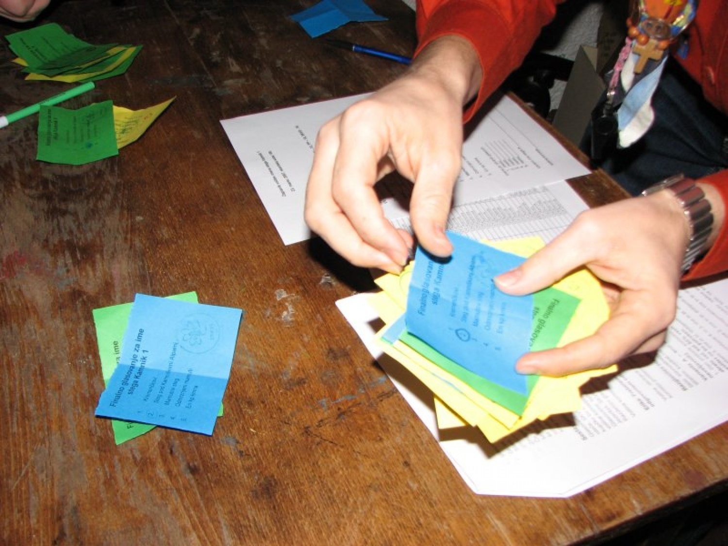 Slike iz dogodka, ko je Kamnik 1 izbiral svoje ime na finalnem glasovanju