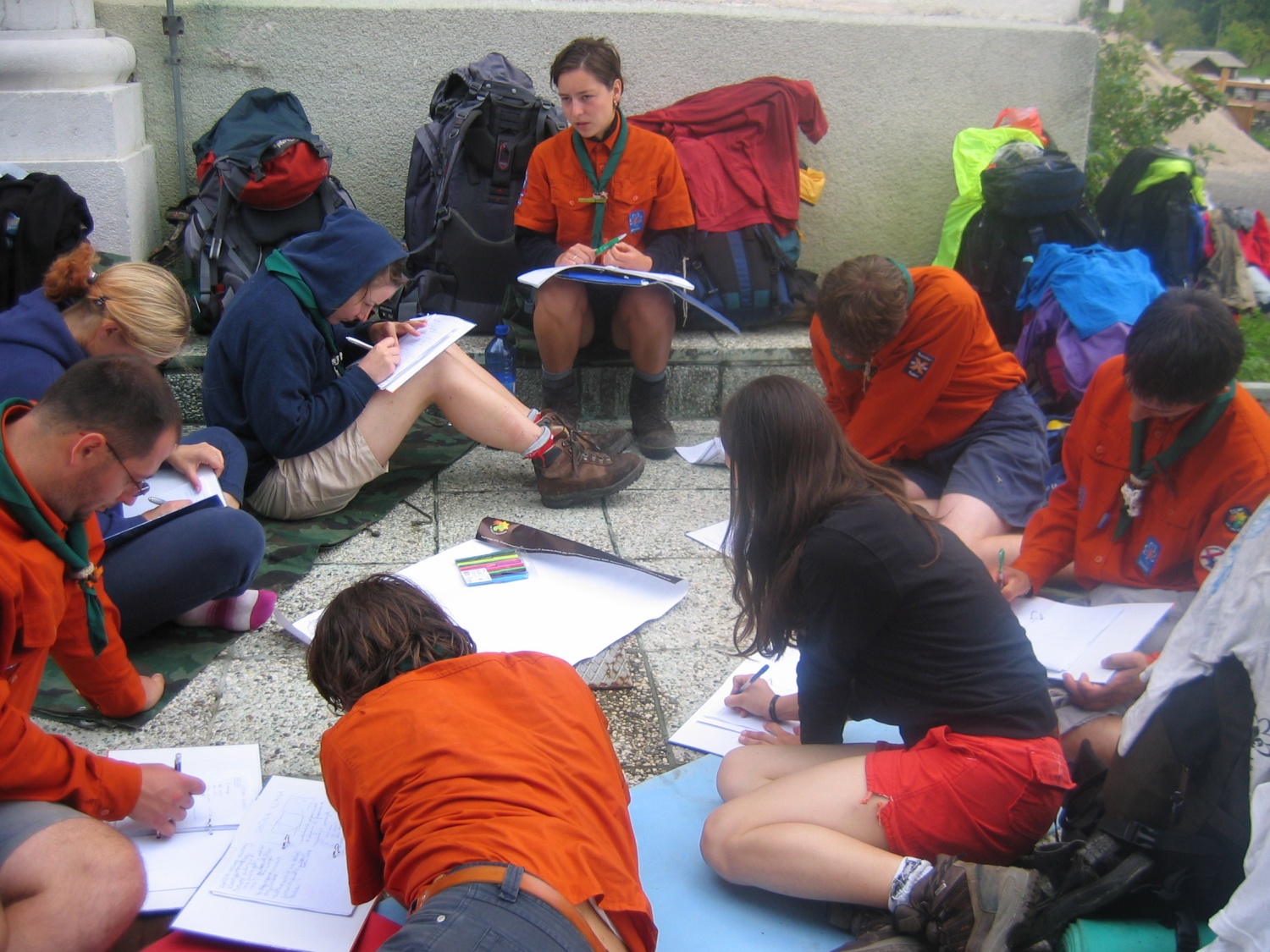 ˝Poletel bom!˝  je odmevalo iz 19 + 8 skavtskih src na poti od Kamnika čez Menino planino in nazaj v Kamnik.