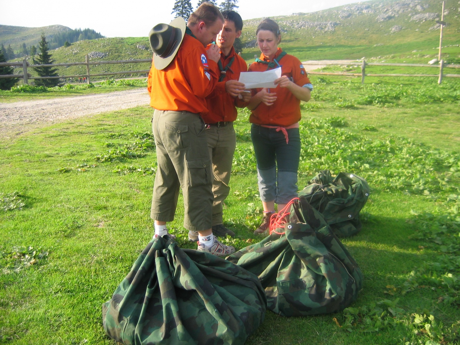 ˝Poletel bom!˝  je odmevalo iz 19 + 8 skavtskih src na poti od Kamnika čez Menino planino in nazaj v Kamnik.