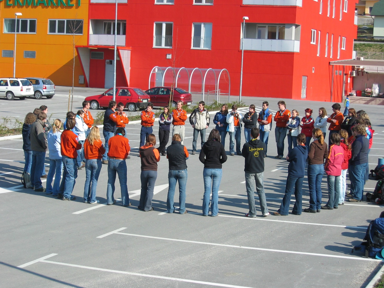 Zbiranje pred sodobnim svetiščem - TUŠ Mislinja