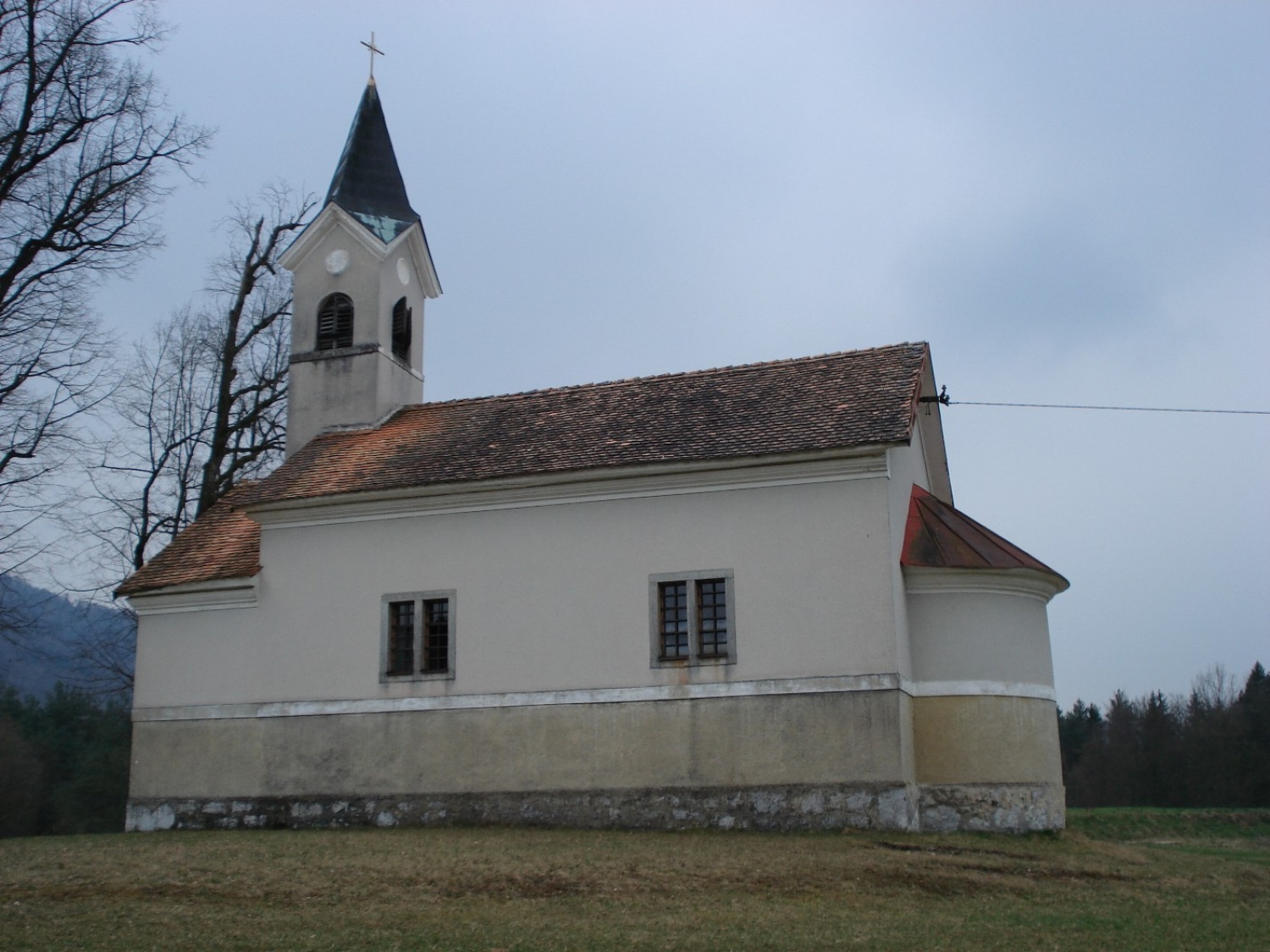 Prelepa cerkev z druge strani