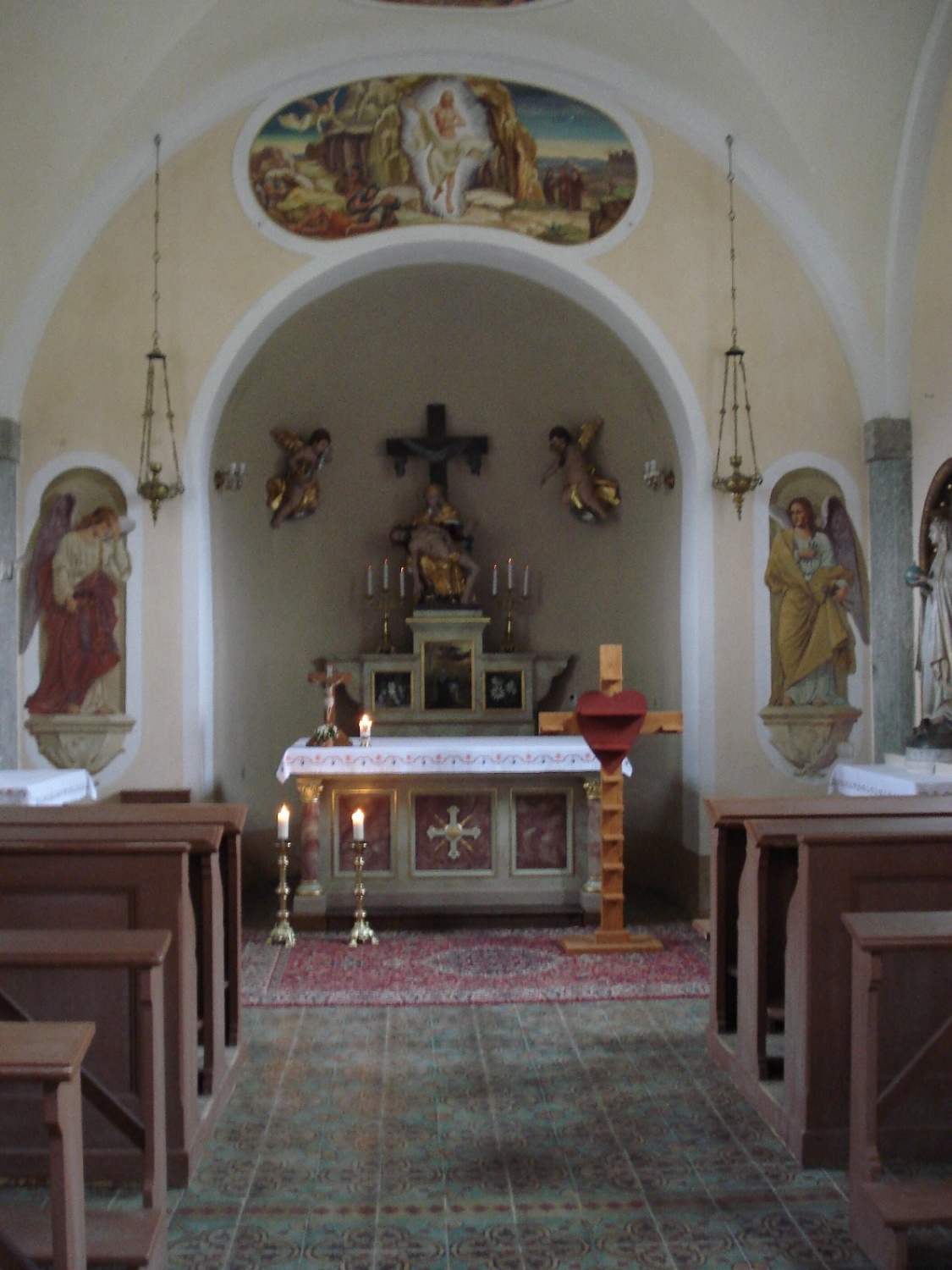 Freske in kipi in oltar