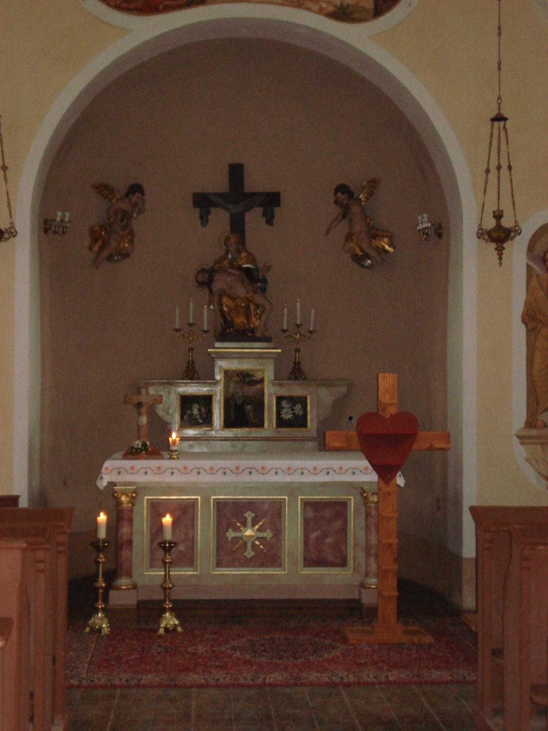 Skromen a prelep oltar