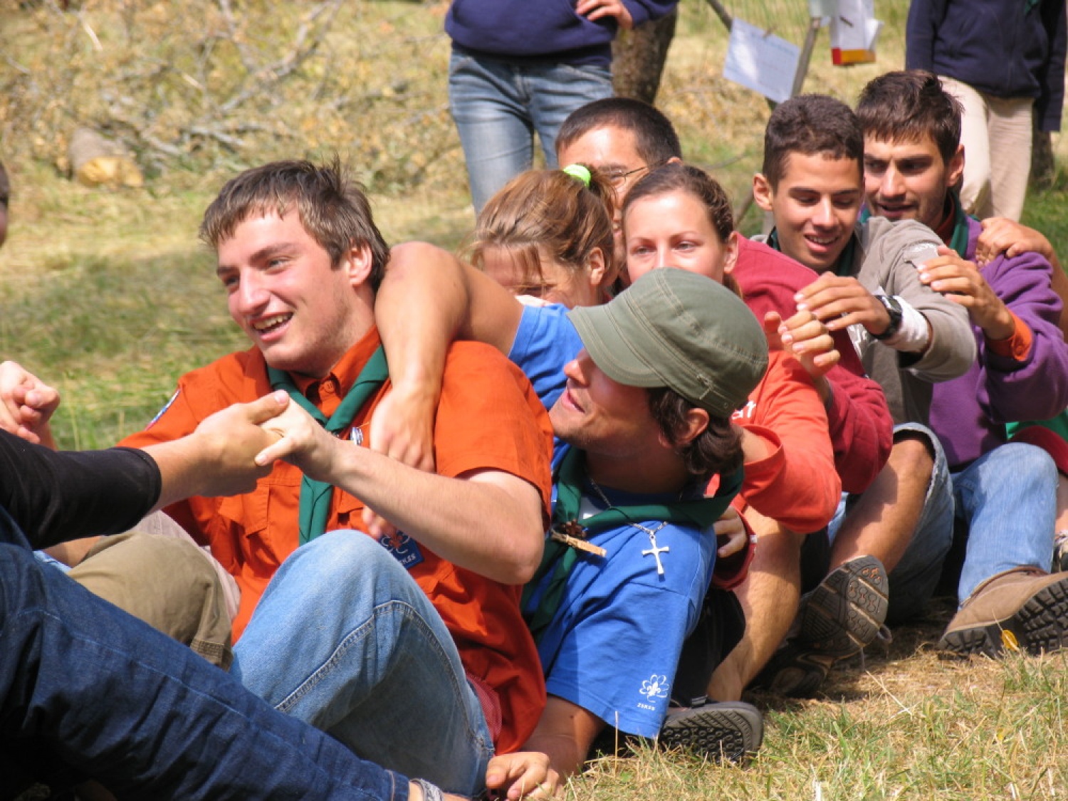 Pestro dogajanje na taborni šoli se je začelo s postavljanjem tabornih zgradb in nadaljevalo zanimivimi temami, katehezami, potepom, veliko igro ...