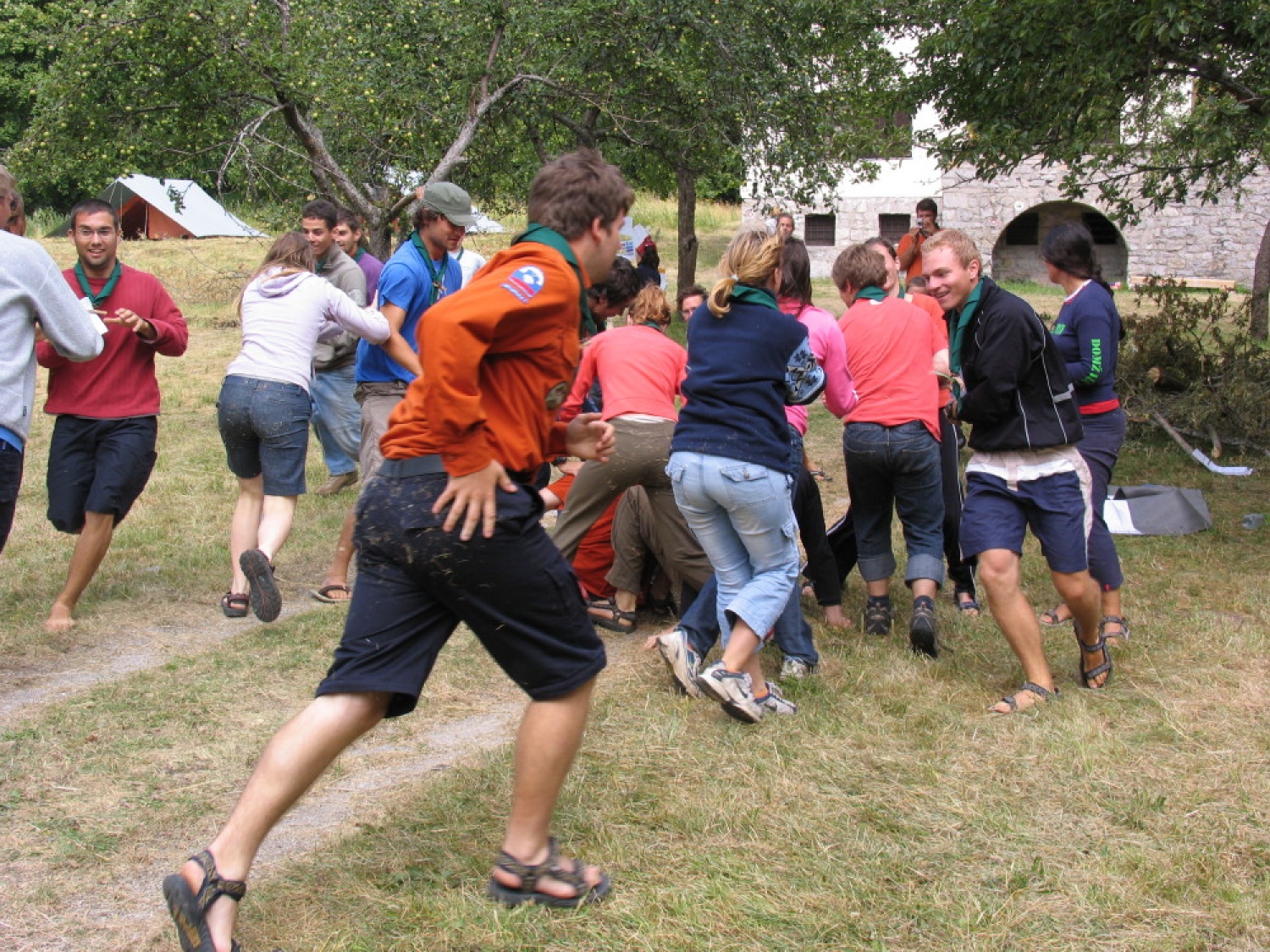 Pestro dogajanje na taborni šoli se je začelo s postavljanjem tabornih zgradb in nadaljevalo zanimivimi temami, katehezami, potepom, veliko igro ...