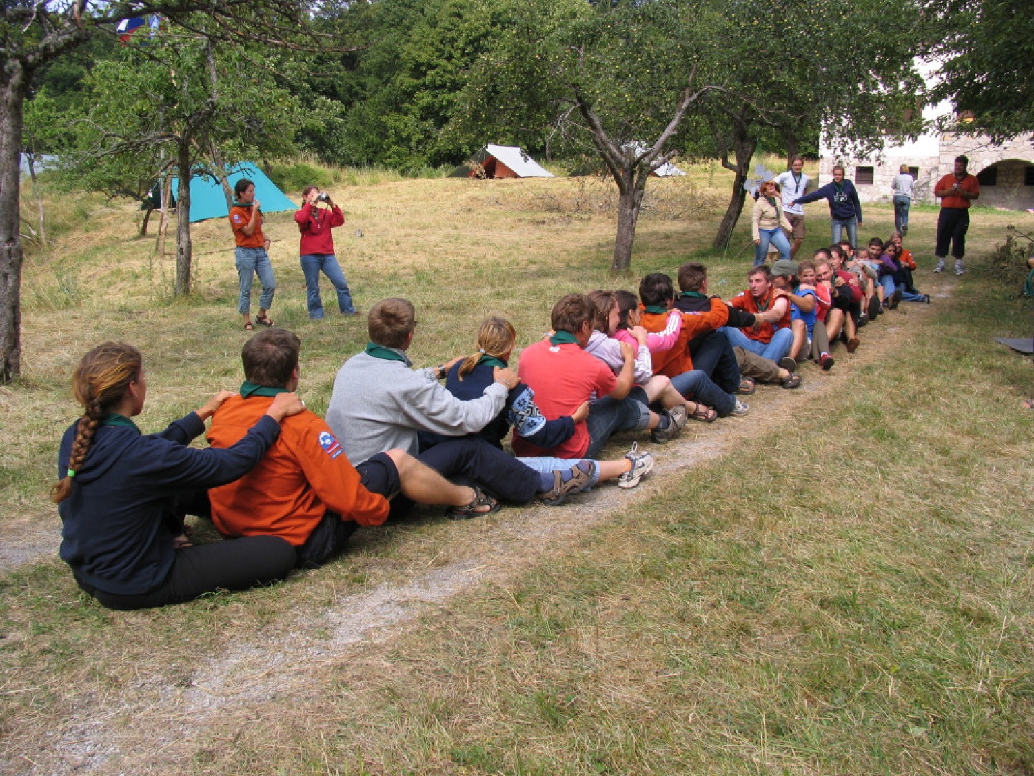 Pestro dogajanje na taborni šoli se je začelo s postavljanjem tabornih zgradb in nadaljevalo zanimivimi temami, katehezami, potepom, veliko igro ...