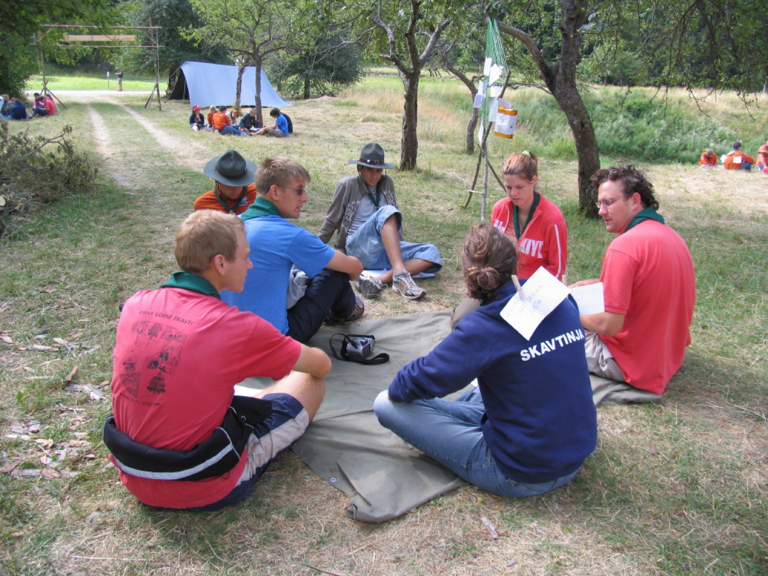 Pestro dogajanje na taborni šoli se je začelo s postavljanjem tabornih zgradb in nadaljevalo zanimivimi temami, katehezami, potepom, veliko igro ...