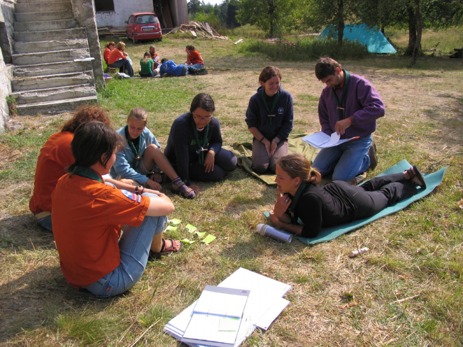 Pestro dogajanje na taborni šoli se je začelo s postavljanjem tabornih zgradb in nadaljevalo zanimivimi temami, katehezami, potepom, veliko igro ...