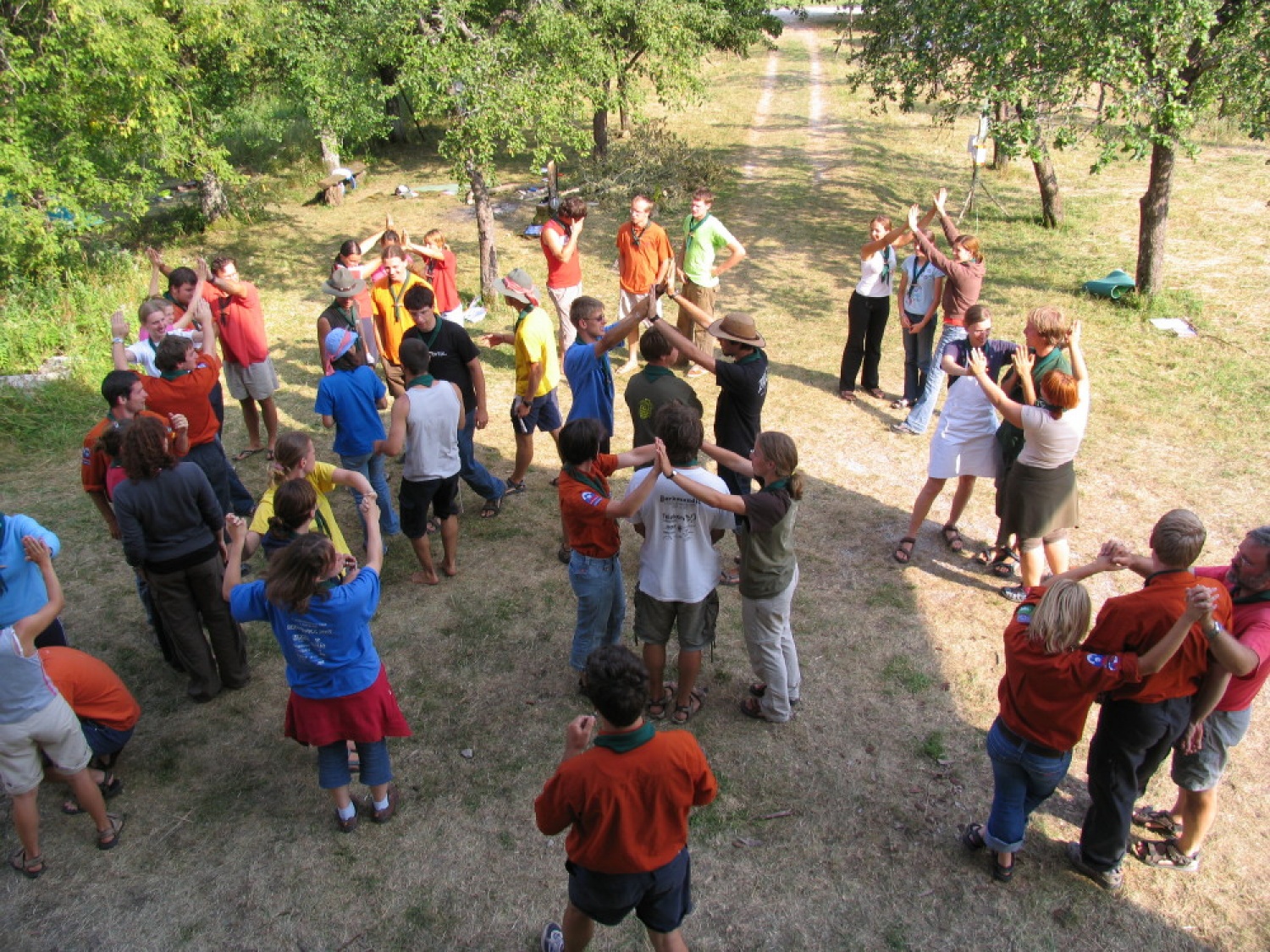 Pestro dogajanje na taborni šoli se je začelo s postavljanjem tabornih zgradb in nadaljevalo zanimivimi temami, katehezami, potepom, veliko igro ...