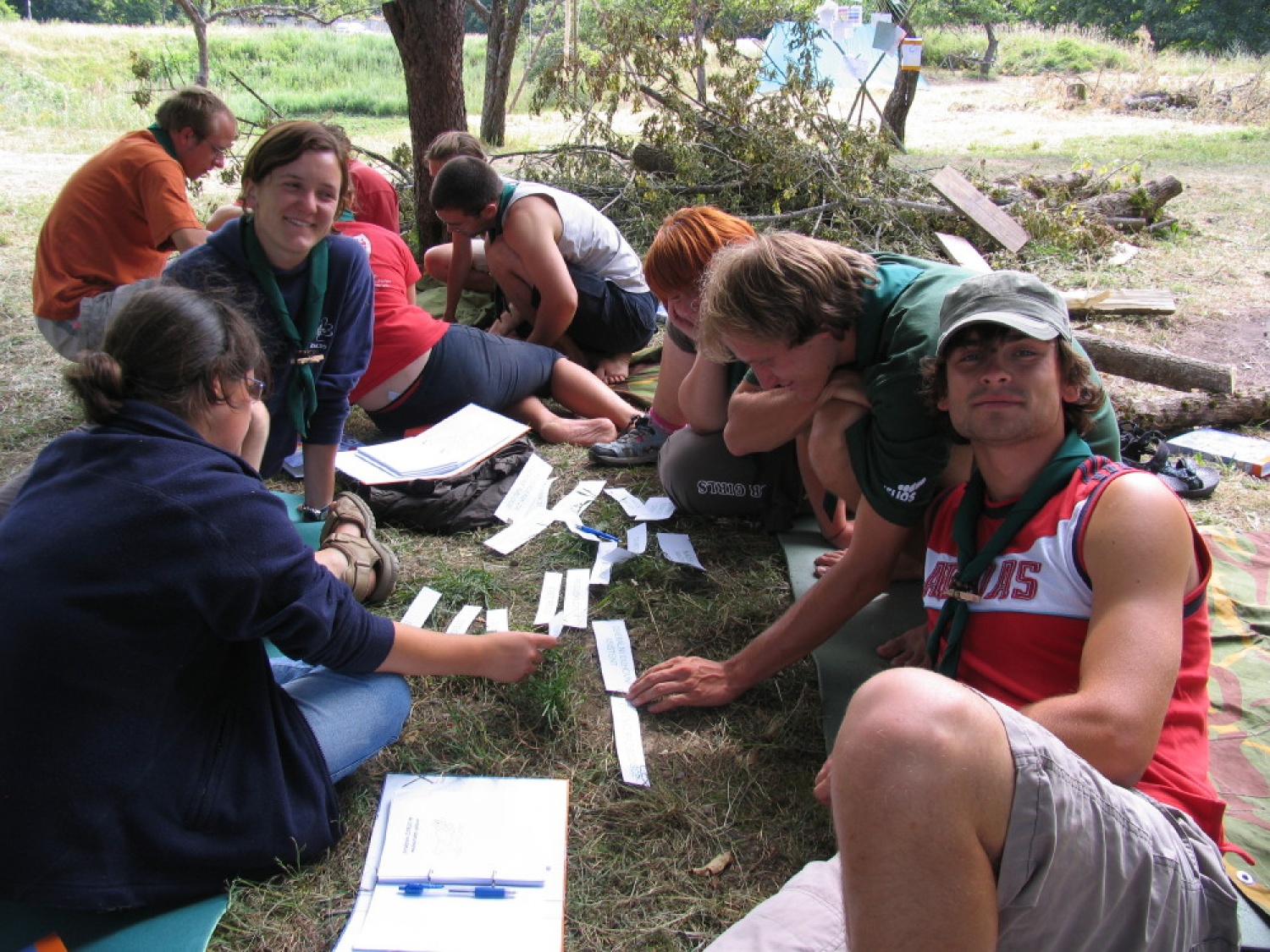 Pestro dogajanje na taborni šoli se je začelo s postavljanjem tabornih zgradb in nadaljevalo zanimivimi temami, katehezami, potepom, veliko igro ...