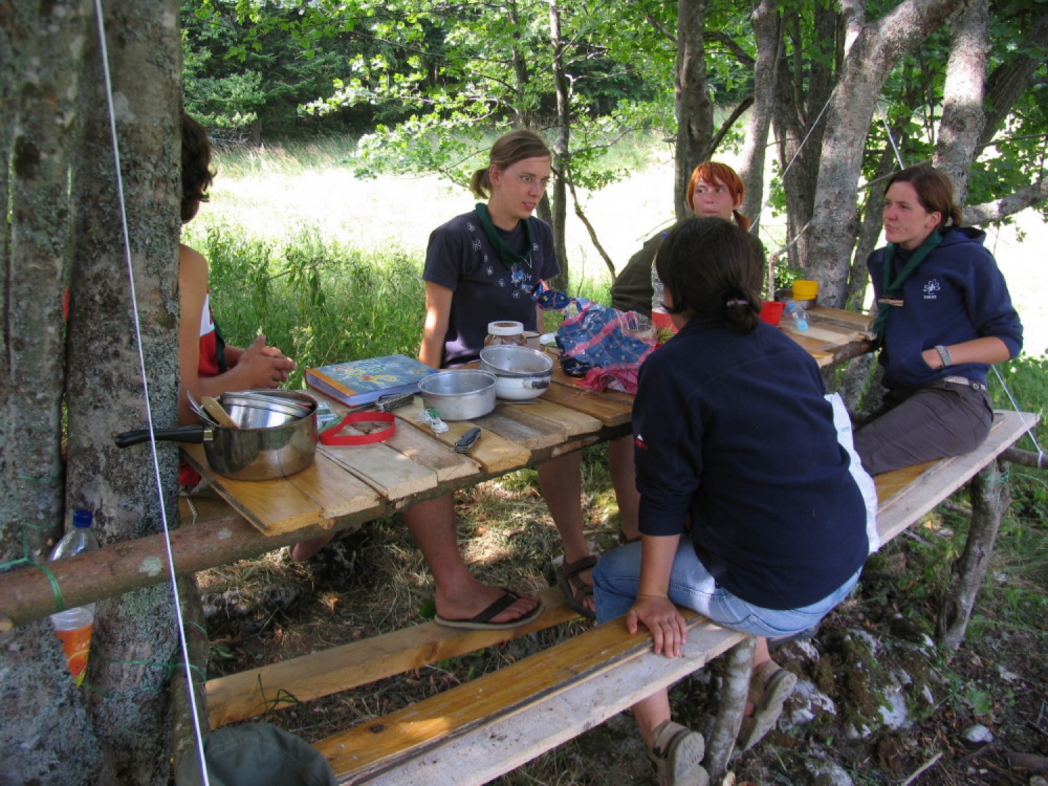Pestro dogajanje na taborni šoli se je začelo s postavljanjem tabornih zgradb in nadaljevalo zanimivimi temami, katehezami, potepom, veliko igro ...