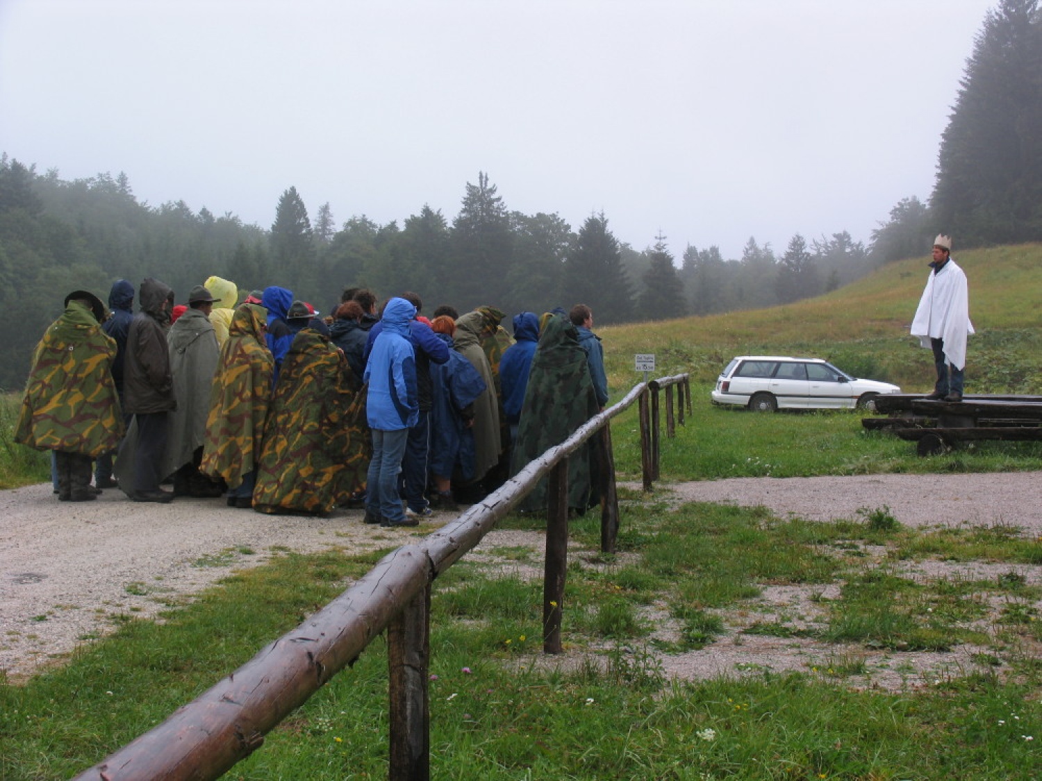 Pestro dogajanje na taborni šoli se je začelo s postavljanjem tabornih zgradb in nadaljevalo zanimivimi temami, katehezami, potepom, veliko igro ...