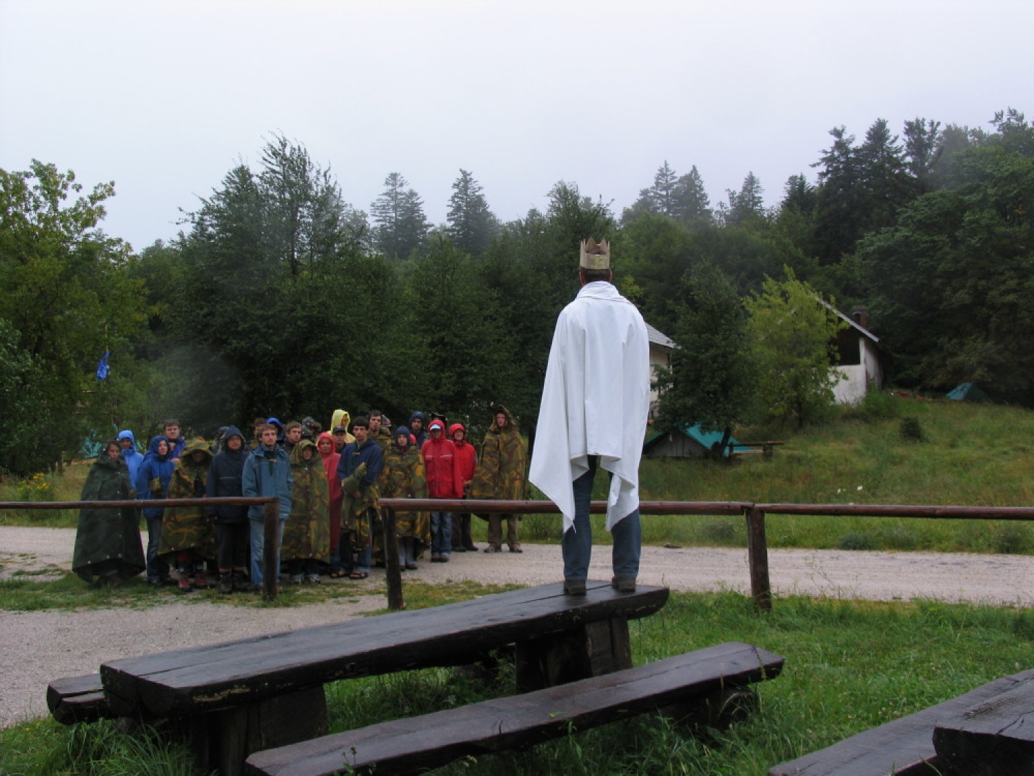 Pestro dogajanje na taborni šoli se je začelo s postavljanjem tabornih zgradb in nadaljevalo zanimivimi temami, katehezami, potepom, veliko igro ...