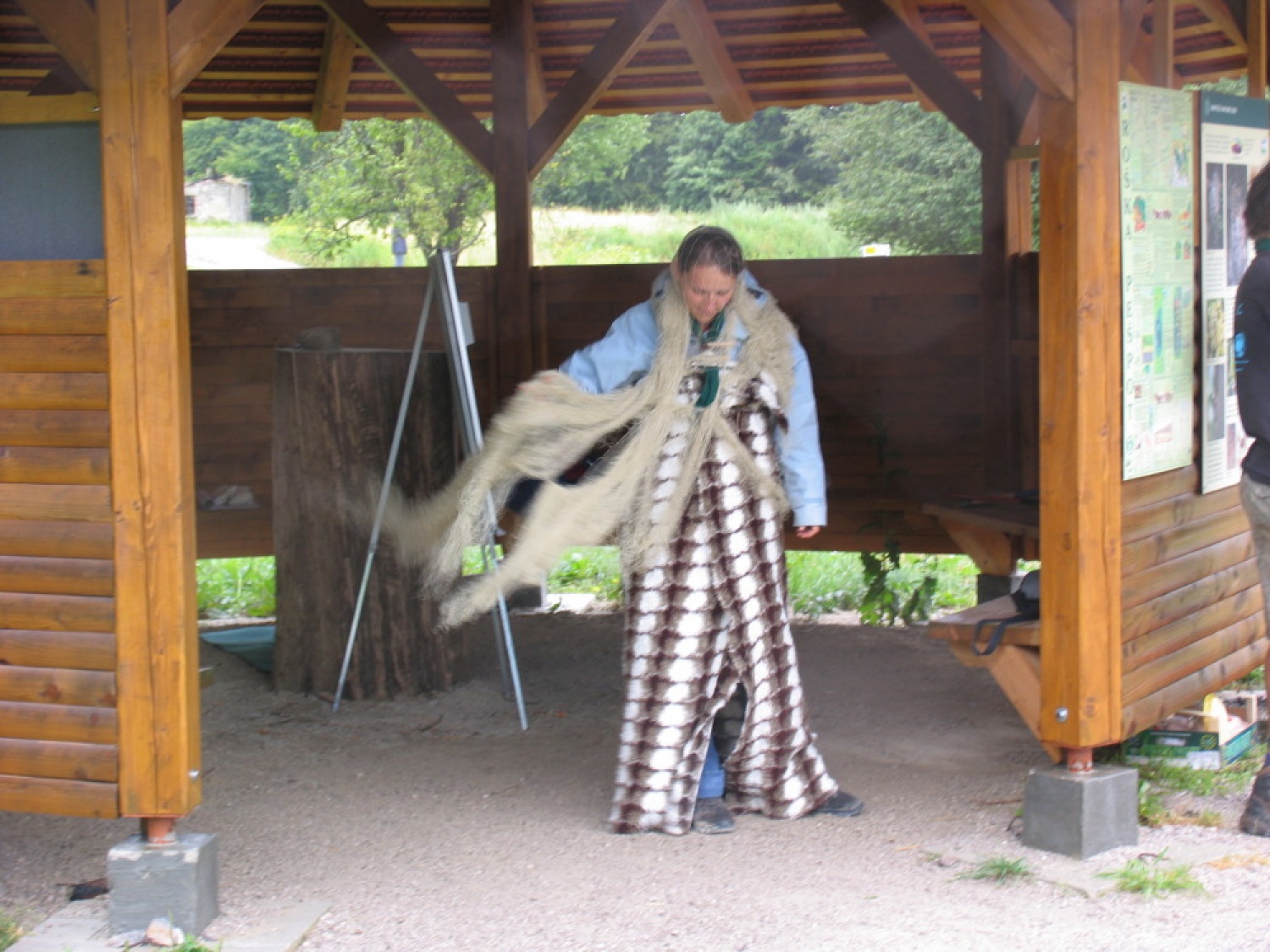 Pestro dogajanje na taborni šoli se je začelo s postavljanjem tabornih zgradb in nadaljevalo zanimivimi temami, katehezami, potepom, veliko igro ...
