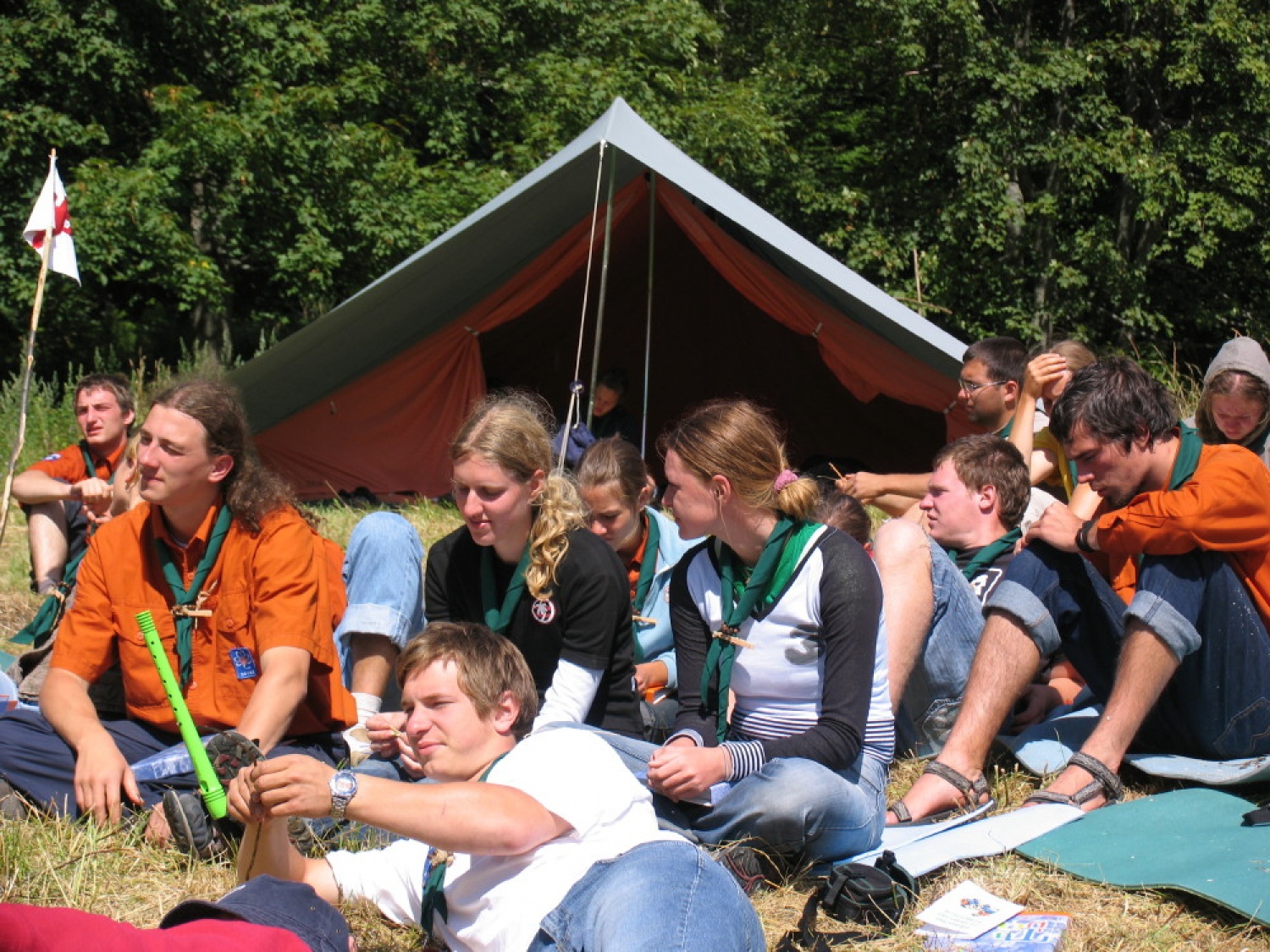 Pestro dogajanje na taborni šoli se je začelo s postavljanjem tabornih zgradb in nadaljevalo zanimivimi temami, katehezami, potepom, veliko igro ...