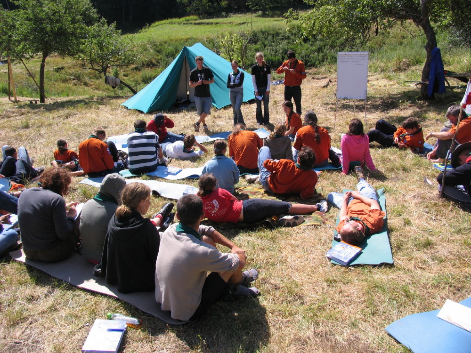 Pestro dogajanje na taborni šoli se je začelo s postavljanjem tabornih zgradb in nadaljevalo zanimivimi temami, katehezami, potepom, veliko igro ...