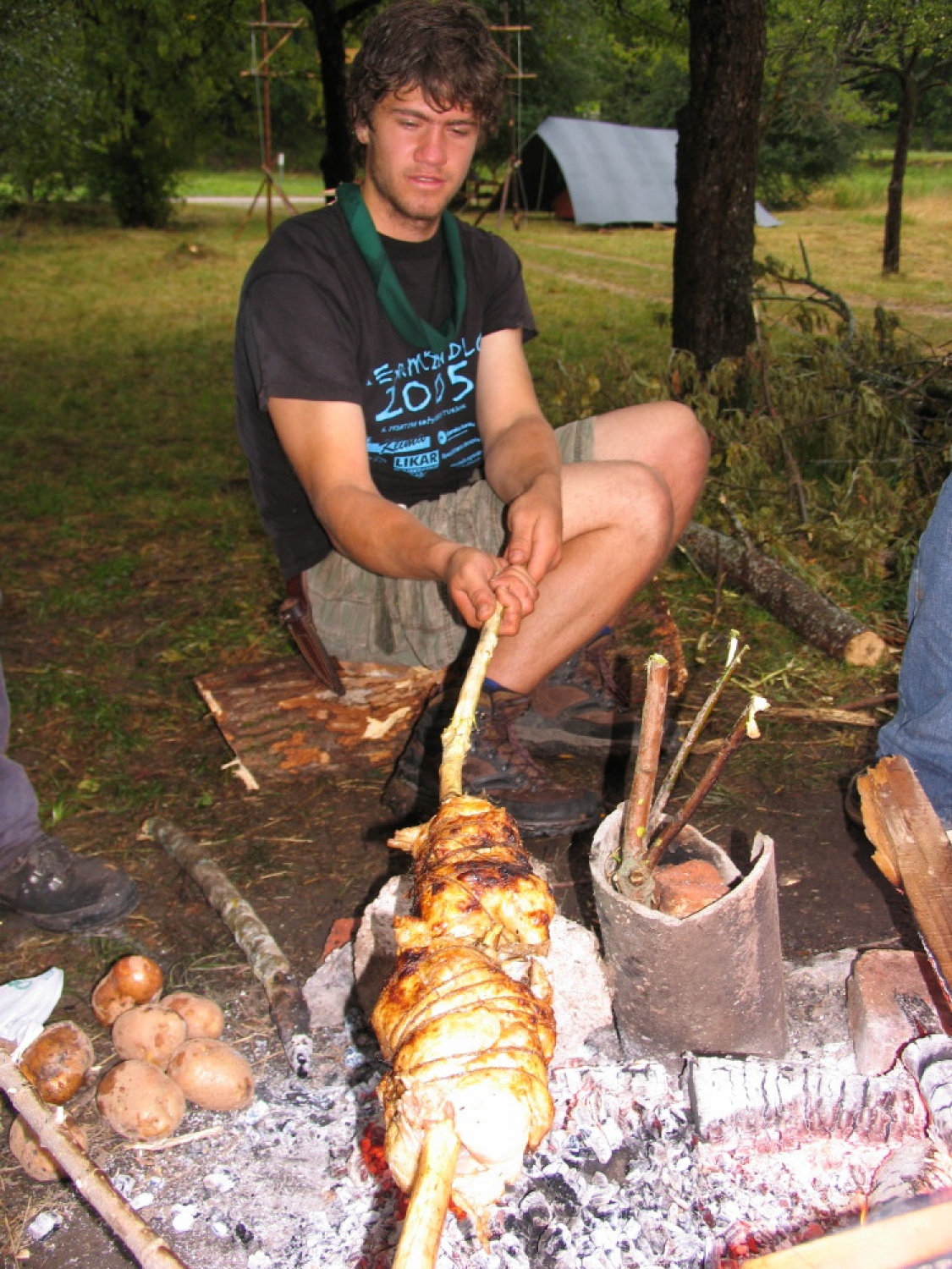 Pestro dogajanje na taborni šoli se je začelo s postavljanjem tabornih zgradb in nadaljevalo zanimivimi temami, katehezami, potepom, veliko igro ...