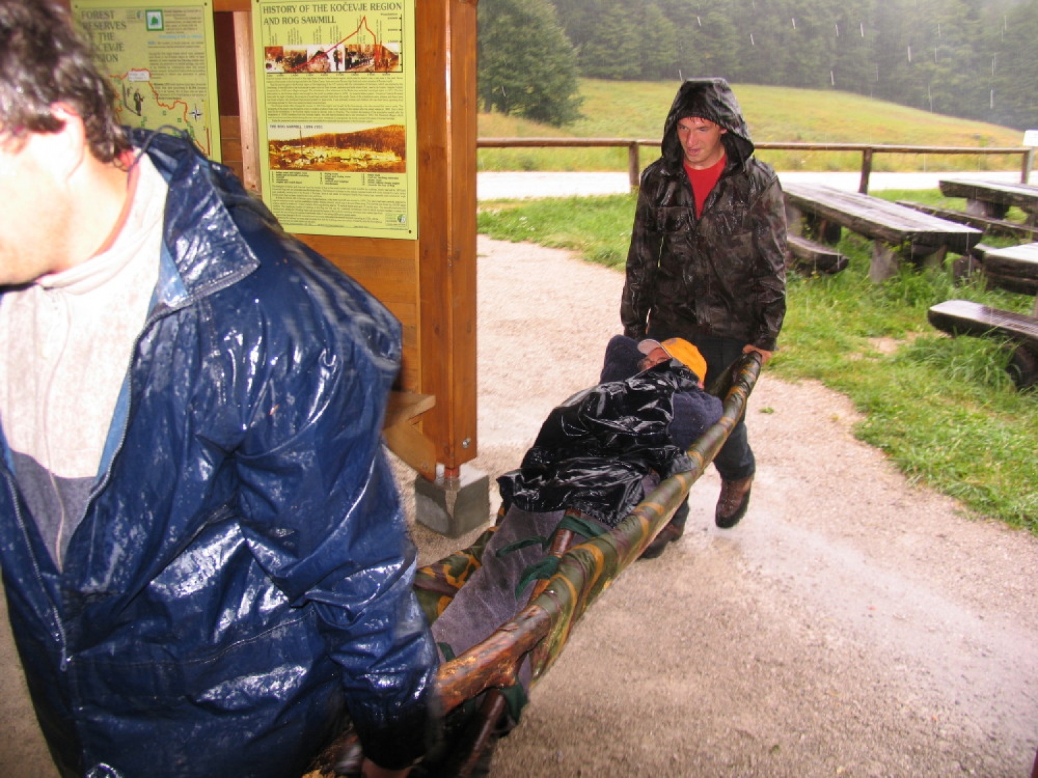Pestro dogajanje na taborni šoli se je začelo s postavljanjem tabornih zgradb in nadaljevalo zanimivimi temami, katehezami, potepom, veliko igro ...