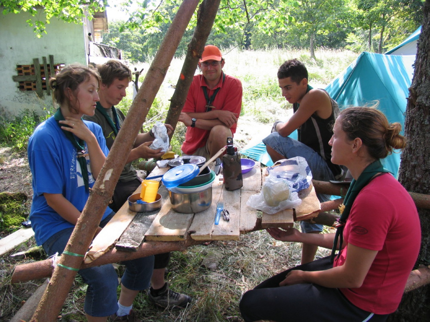 Pestro dogajanje na taborni šoli se je začelo s postavljanjem tabornih zgradb in nadaljevalo zanimivimi temami, katehezami, potepom, veliko igro ...