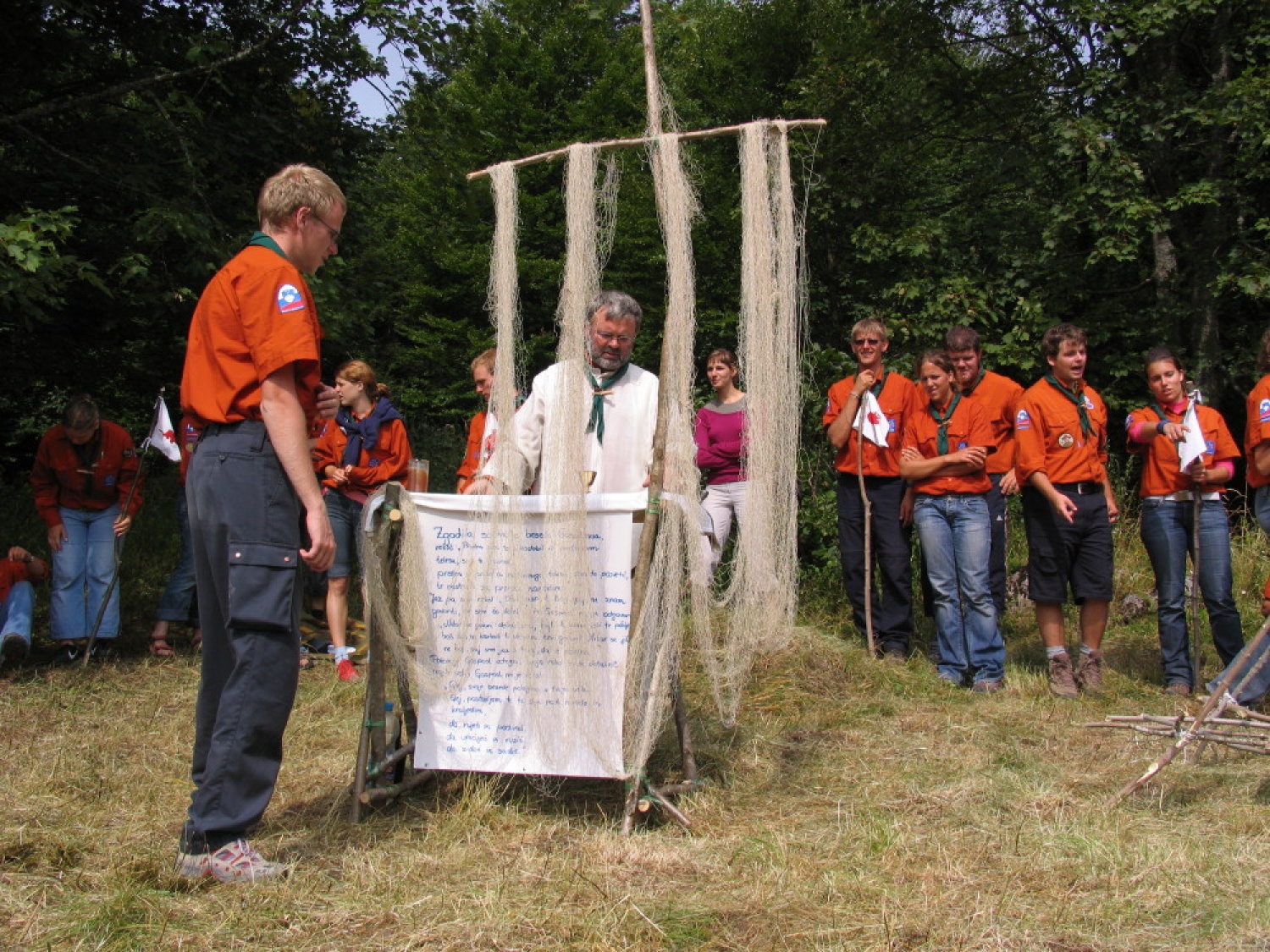 Pestro dogajanje na taborni šoli se je začelo s postavljanjem tabornih zgradb in nadaljevalo zanimivimi temami, katehezami, potepom, veliko igro ...