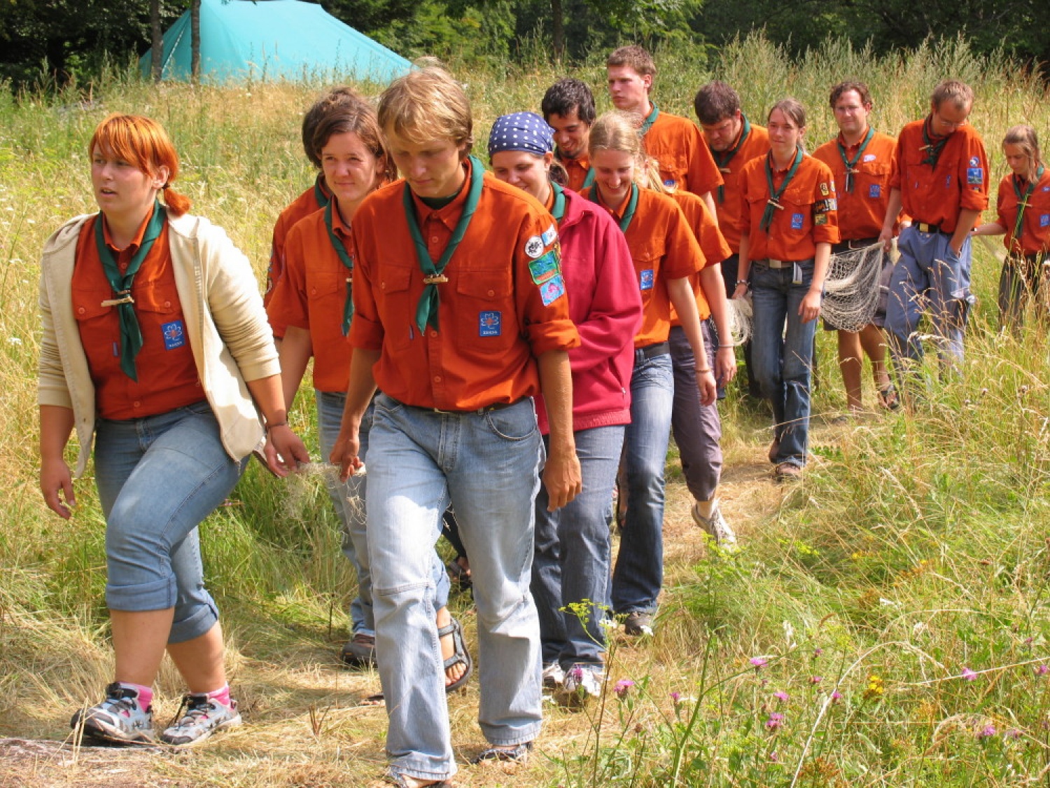Pestro dogajanje na taborni šoli se je začelo s postavljanjem tabornih zgradb in nadaljevalo zanimivimi temami, katehezami, potepom, veliko igro ...
