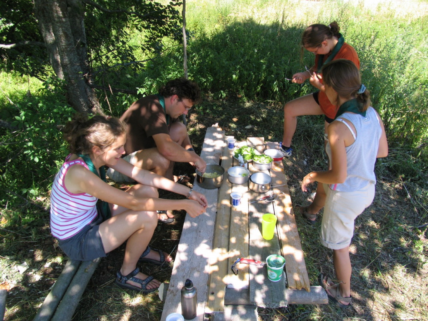Pestro dogajanje na taborni šoli se je začelo s postavljanjem tabornih zgradb in nadaljevalo zanimivimi temami, katehezami, potepom, veliko igro ...