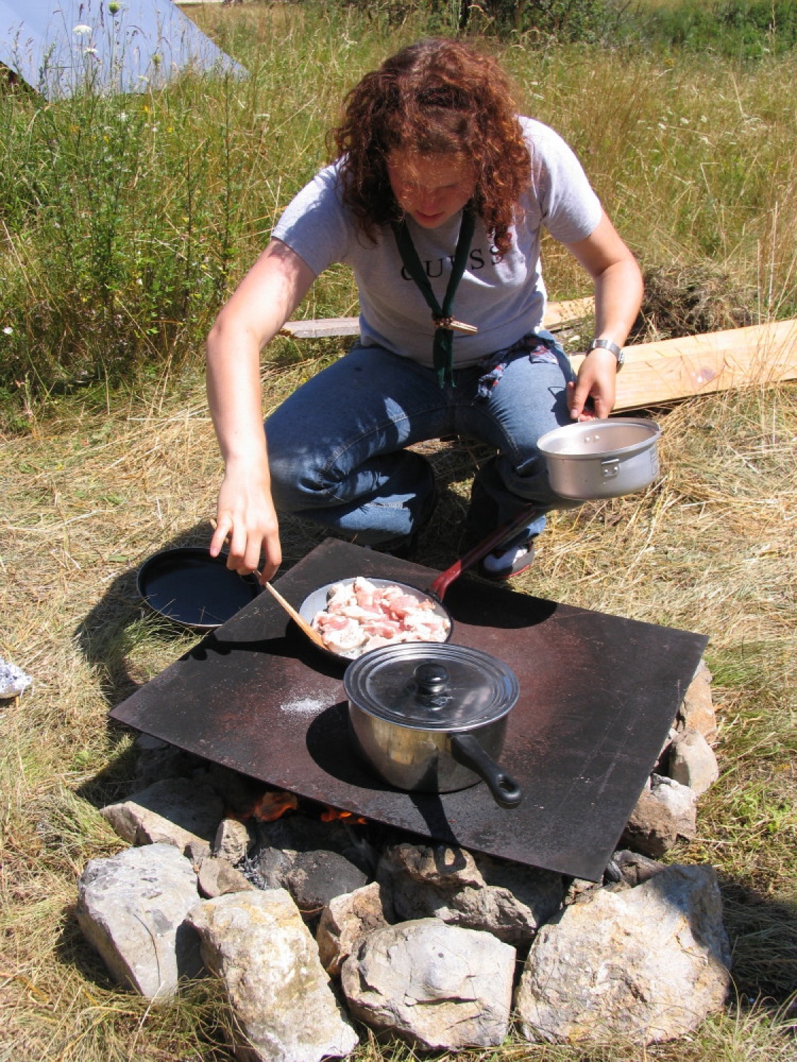 Pestro dogajanje na taborni šoli se je začelo s postavljanjem tabornih zgradb in nadaljevalo zanimivimi temami, katehezami, potepom, veliko igro ...