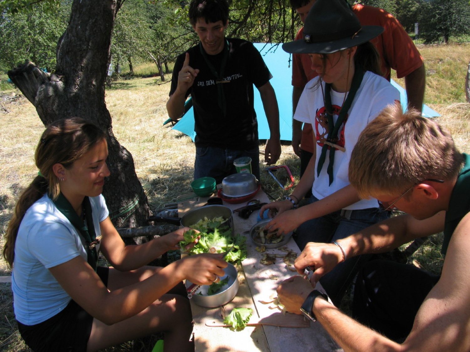 Pestro dogajanje na taborni šoli se je začelo s postavljanjem tabornih zgradb in nadaljevalo zanimivimi temami, katehezami, potepom, veliko igro ...