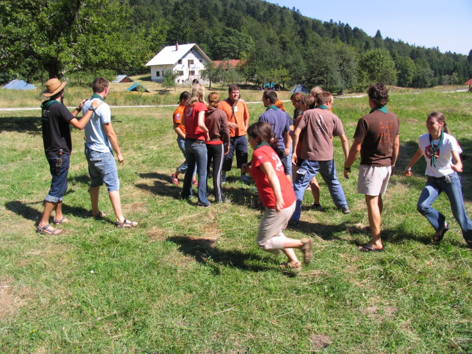Pestro dogajanje na taborni šoli se je začelo s postavljanjem tabornih zgradb in nadaljevalo zanimivimi temami, katehezami, potepom, veliko igro ...