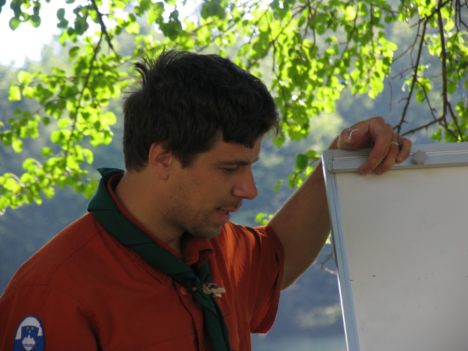 Pestro dogajanje na taborni šoli se je začelo s postavljanjem tabornih zgradb in nadaljevalo zanimivimi temami, katehezami, potepom, veliko igro ...