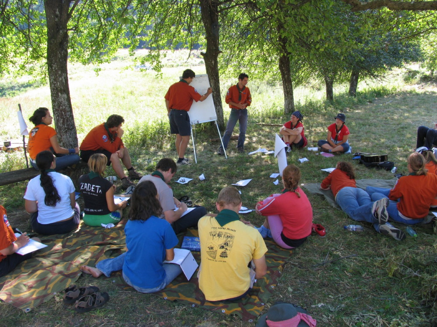 Pestro dogajanje na taborni šoli se je začelo s postavljanjem tabornih zgradb in nadaljevalo zanimivimi temami, katehezami, potepom, veliko igro ...