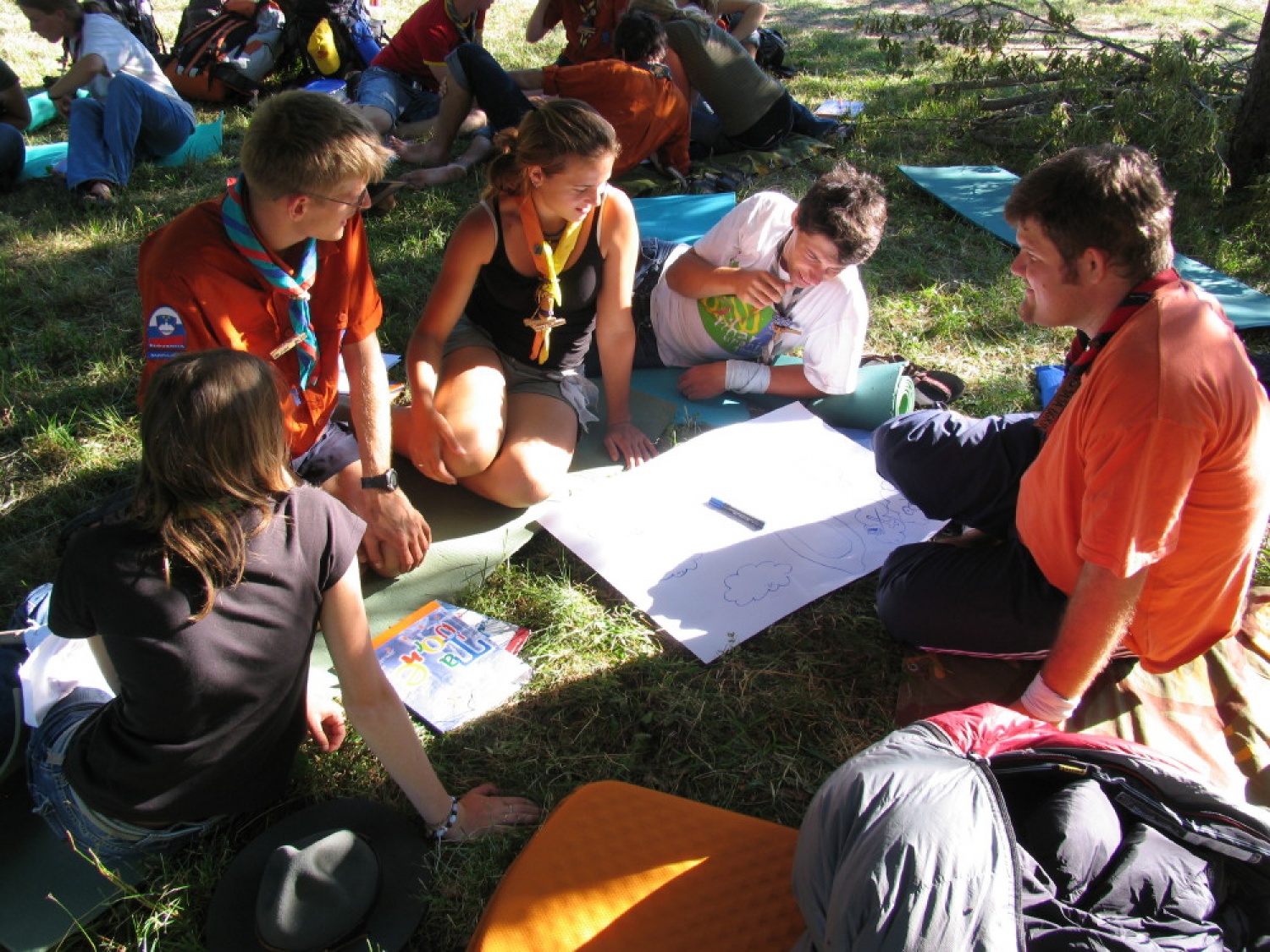 Pestro dogajanje na taborni šoli se je začelo s postavljanjem tabornih zgradb in nadaljevalo zanimivimi temami, katehezami, potepom, veliko igro ...