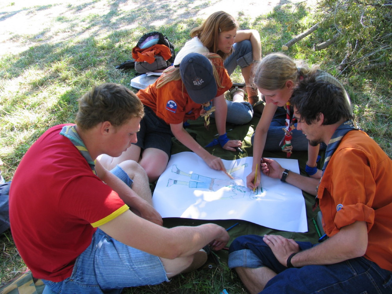 Pestro dogajanje na taborni šoli se je začelo s postavljanjem tabornih zgradb in nadaljevalo zanimivimi temami, katehezami, potepom, veliko igro ...