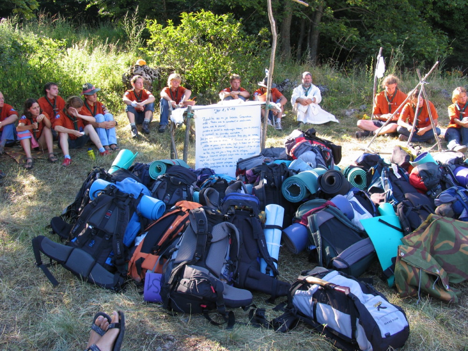 Pestro dogajanje na taborni šoli se je začelo s postavljanjem tabornih zgradb in nadaljevalo zanimivimi temami, katehezami, potepom, veliko igro ...