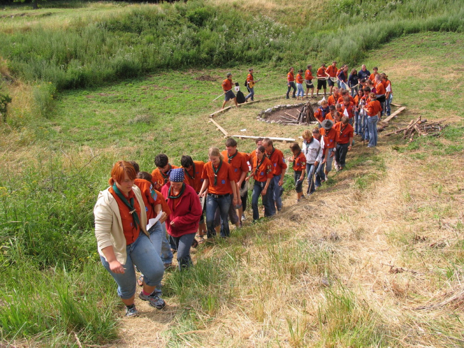 Pestro dogajanje na taborni šoli se je začelo s postavljanjem tabornih zgradb in nadaljevalo zanimivimi temami, katehezami, potepom, veliko igro ...