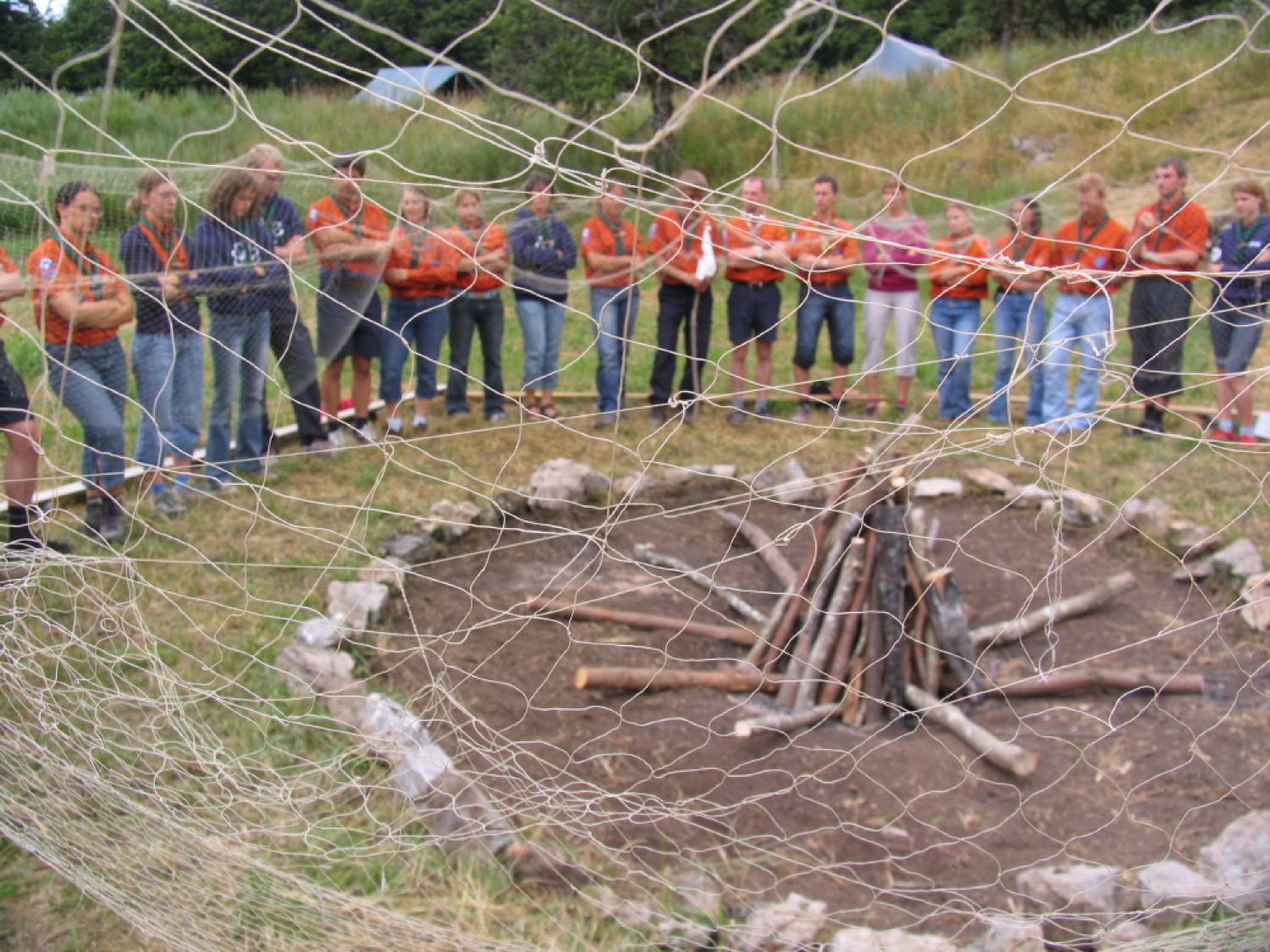 Pestro dogajanje na taborni šoli se je začelo s postavljanjem tabornih zgradb in nadaljevalo zanimivimi temami, katehezami, potepom, veliko igro ...