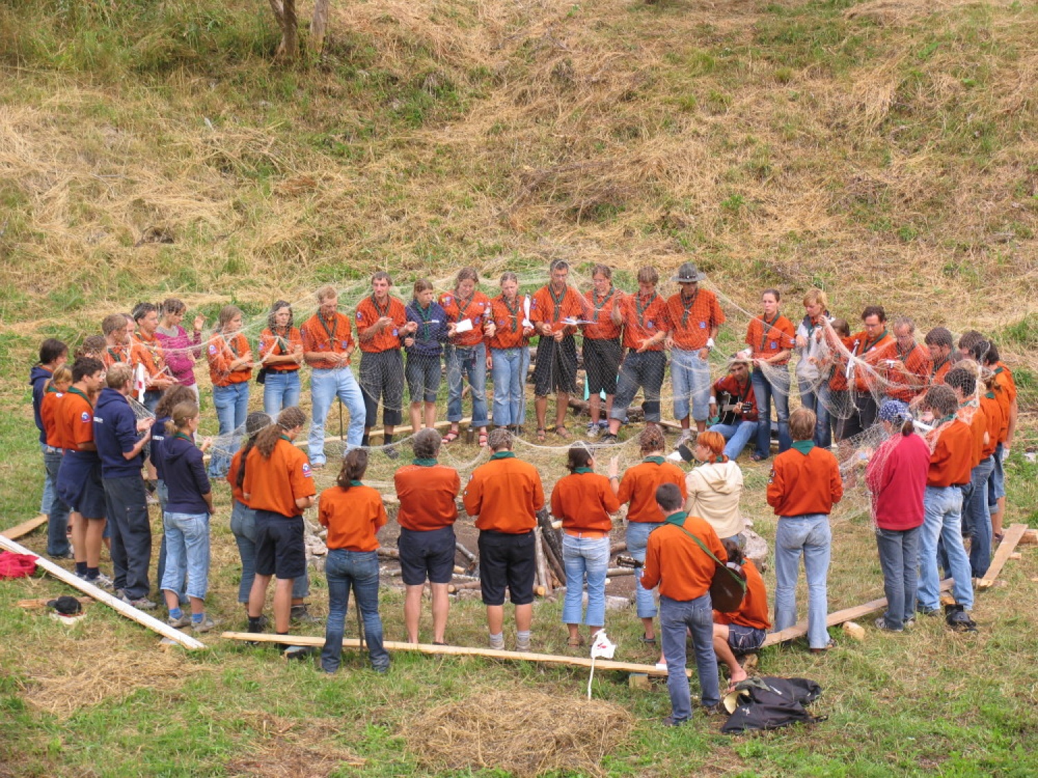 Pestro dogajanje na taborni šoli se je začelo s postavljanjem tabornih zgradb in nadaljevalo zanimivimi temami, katehezami, potepom, veliko igro ...