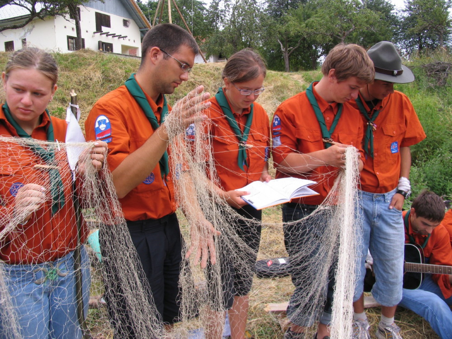 Pestro dogajanje na taborni šoli se je začelo s postavljanjem tabornih zgradb in nadaljevalo zanimivimi temami, katehezami, potepom, veliko igro ...